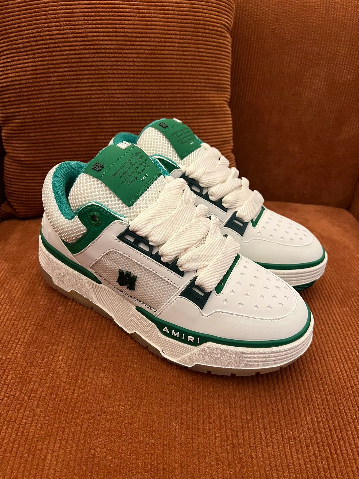 p620💰Men's shoes Amiri Emile's 2023 spring and summer new MA-1 bread shoes, couple models, casual sports shoes, sneakers Amiri gave up the rock punk style in the new season and used a large number of unsaturated colors, Morandi tones, whether you see or wear them, it will make people very happy. The large tongue of the bread shoes continues, shortens the length of the shoe body, thickens the midsole, and the toe part is more rounded. Amiri's brand letters and MA logo appear on the side of the shoe. Fabric: Original customized imported first-layer cowhide + mesh. Lining: Original customized breathable towel lining. Outsole. Foam combination material. Bottom thickness: 4CM. Size: Men's 39-45